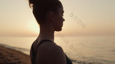 特写镜头适合女孩冥想前面日落天空运动女人练习瑜伽